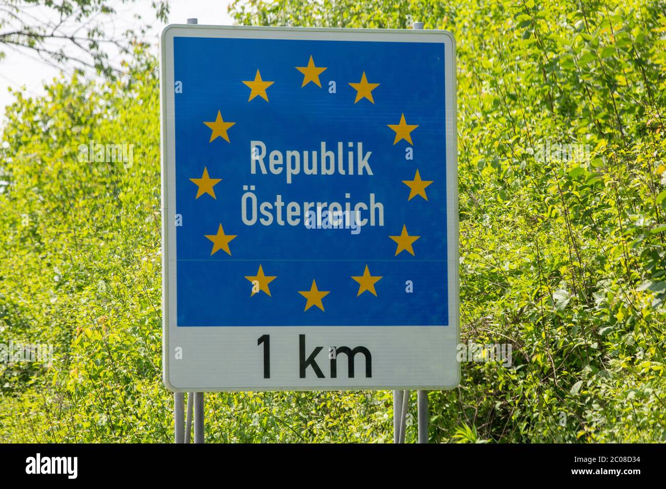 Hinweisschilder Grenzverkehr zur Grenze Österreich - Deutschland. Lindau,16.05.2020 Stock Photo