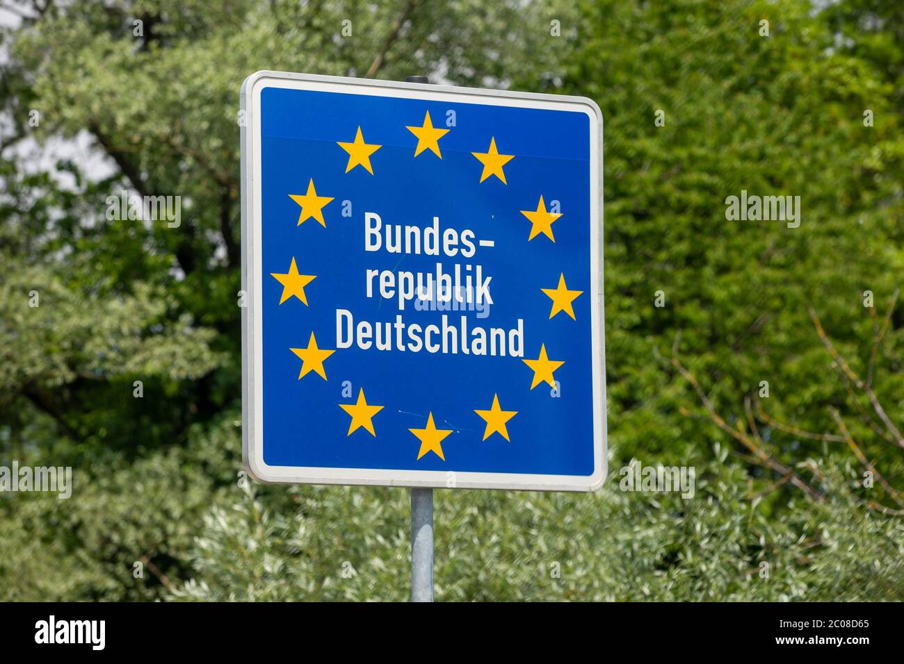 Hinweisschilder Grenzverkehr zur Grenze Österreich - Deutschland. Lindau,16.05.2020 Stock Photo