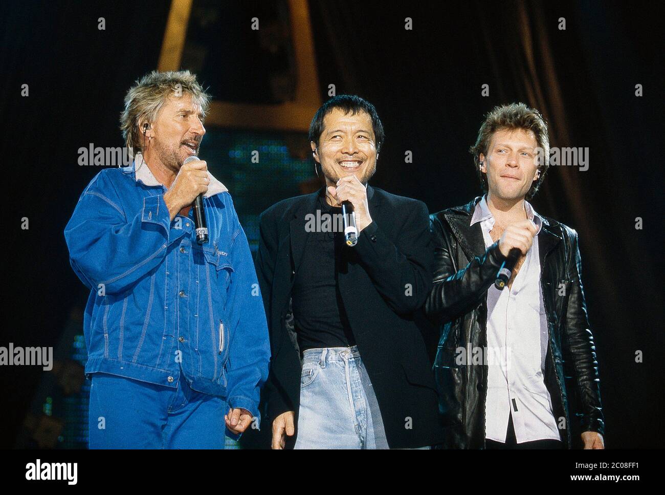 Rod Stewart at the Carlberg Concert at Wembley Stadium,London 16th August 1997,with Jon Bon Jovi (right) Stock Photo