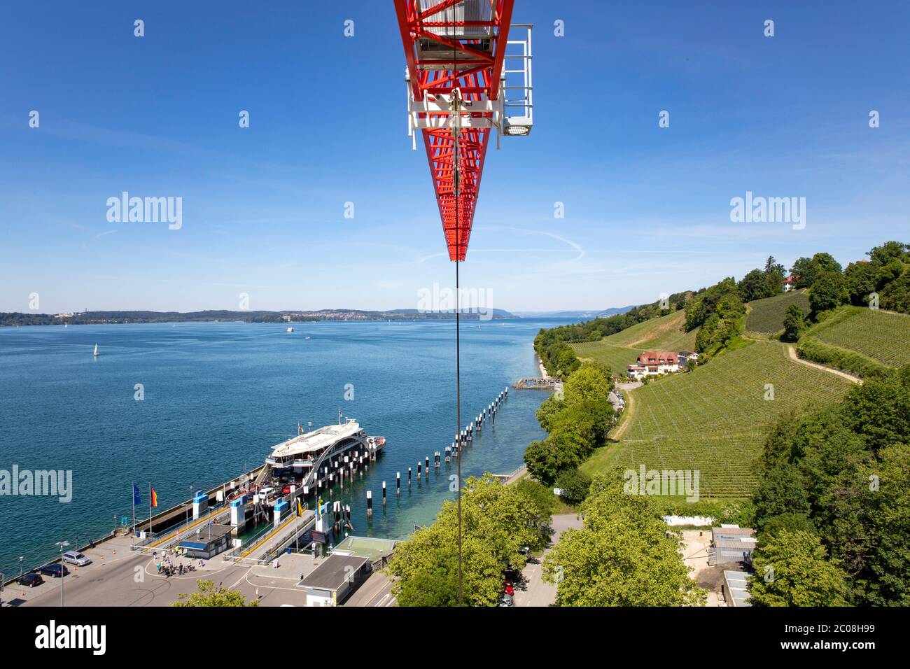 Turmdrehkran am Bodensee für neues städtisches Parkhaus am Fährhafen. Meersburg, 27.05.2020 Stock Photo