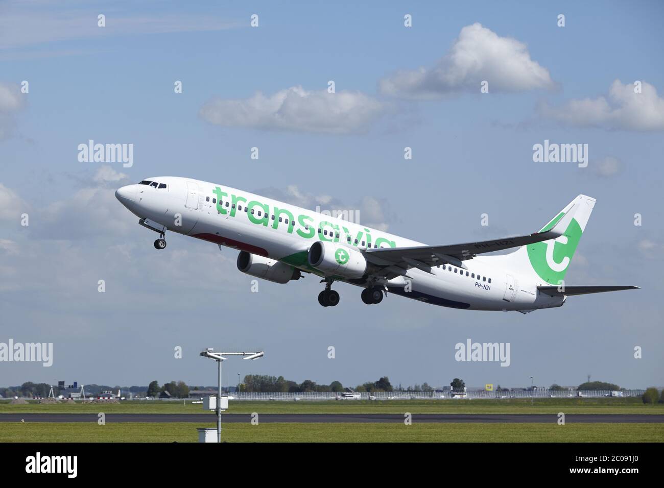 Flughafen Amsterdam Schiphol - Boeing 737 von Transavia takeoff set Stock Photo