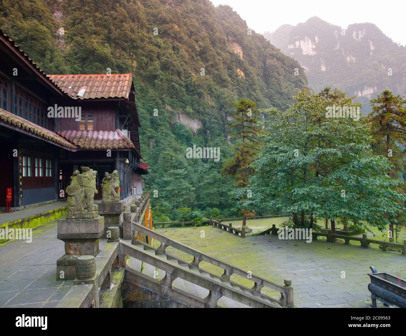 Xianfeng Temple on the way to Mount Emei, Sichuan, China Stock Photo