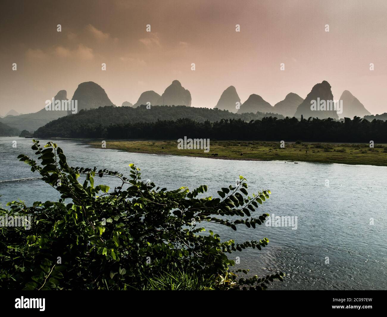 Li River in Yangshuo village (Guangxi, China) Stock Photo
