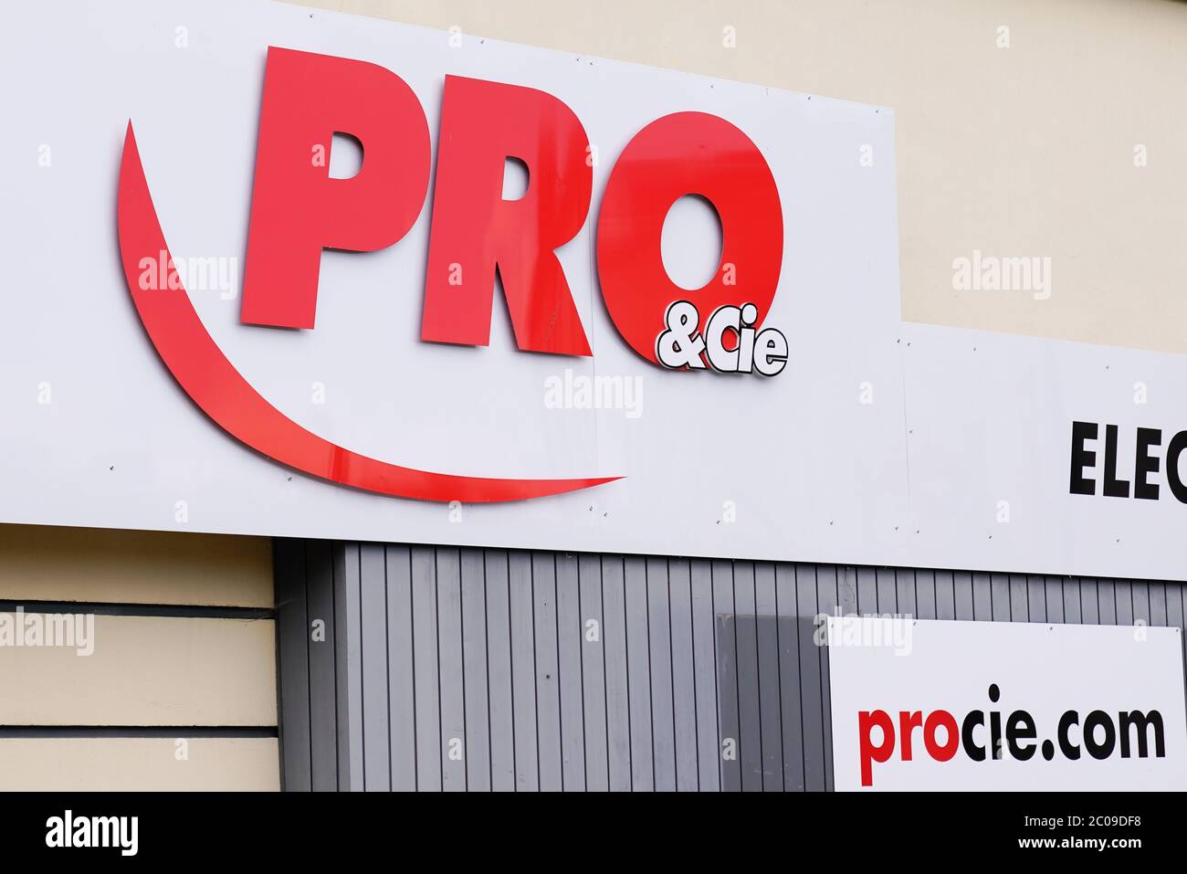 Bordeaux , Aquitaine / France - 06 06 2020 : pro & cie store chain brand logo shop in france Stock Photo