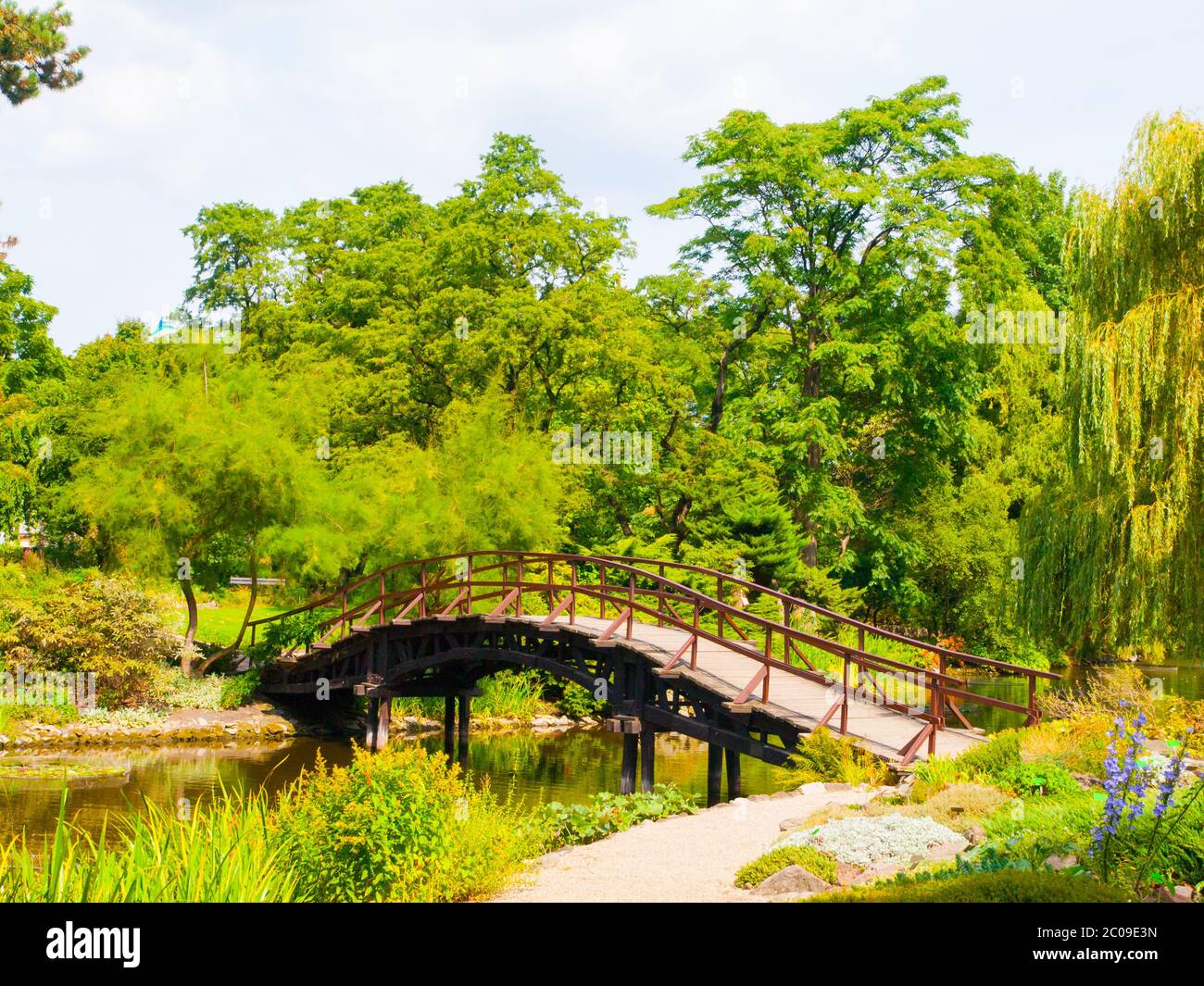 Wooden bridge garden hi-res stock photography and images - Alamy