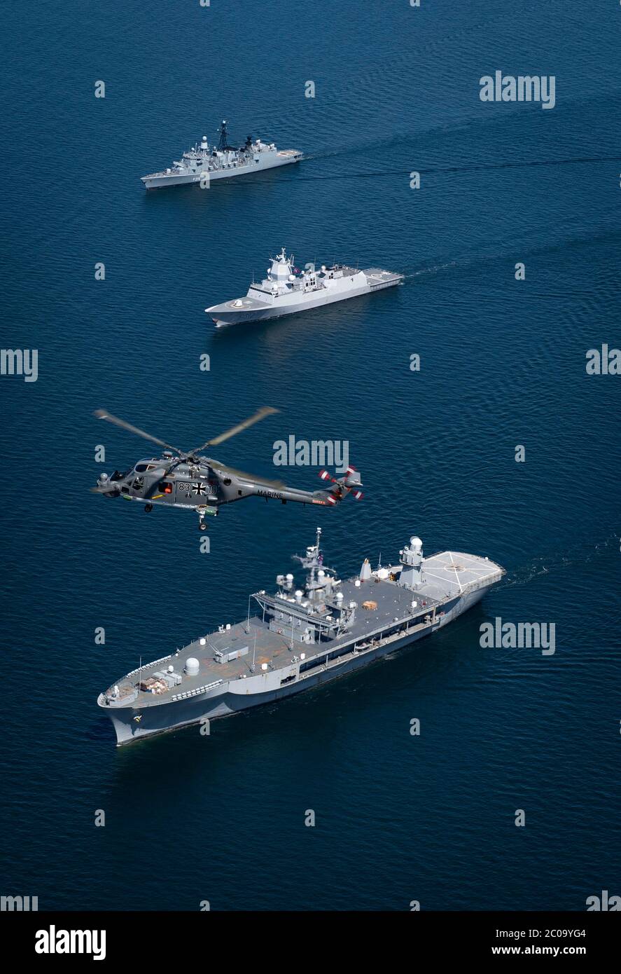U s navy sailors in formation hi-res stock photography and images 