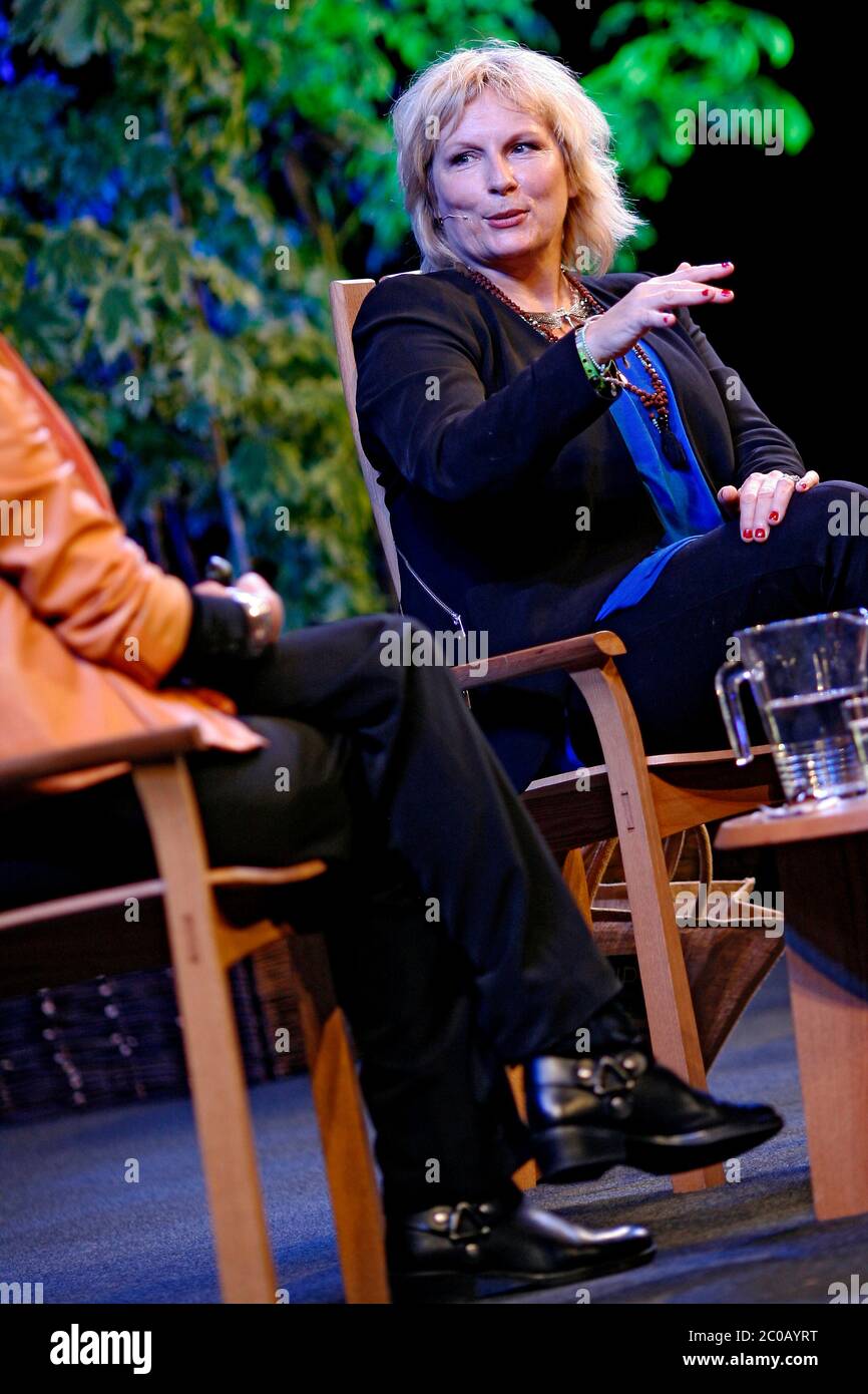 Hay-on-Wye, Powys, UK. 24th May 2014. Jennifer Saunders (R), English comedian, screenwriter and actress, talks to Francine Stock at the Hay Festival. Stock Photo