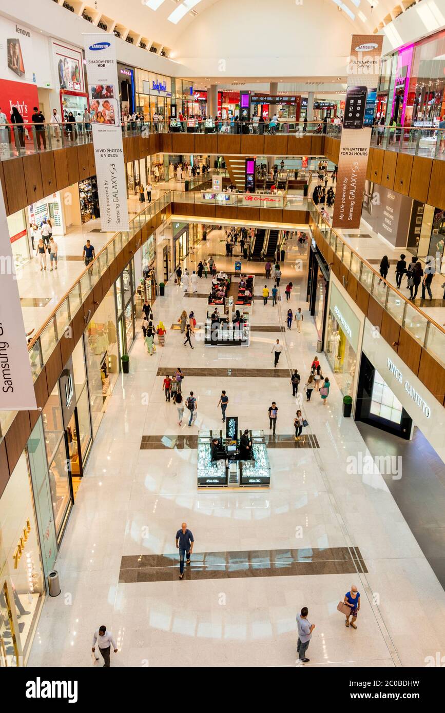 Shopping mall dubai people walking hi-res stock photography and images ...