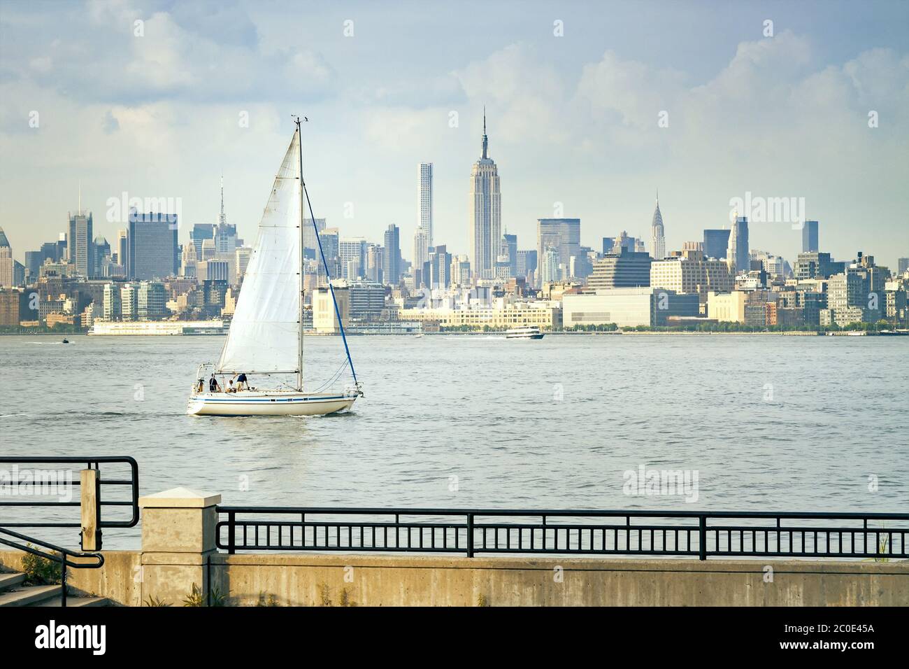 Nyc skyline white boat hi-res stock photography and images - Alamy