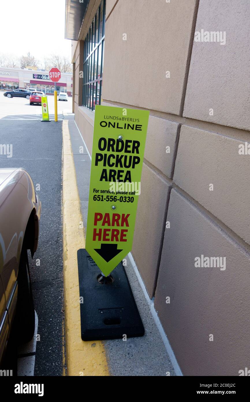 Order pickup sign for receiving your order of groceries at Lunds & Byerlys of Highland Park Grocery using social distancing. St Paul Minnesota MN USA Stock Photo