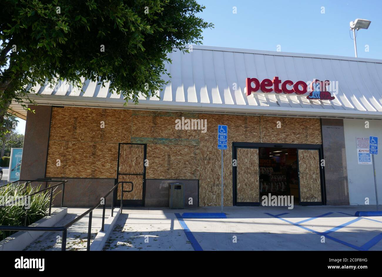 Los Angeles, California, USA 11th June 2020 A general view of atmosphere of board up Petco open for business during Coronavirus Covid-19 Pandemic on June 11, 2020 in Los Angeles, California, USA. Photo by Barry King/Alamy Stock Photo Stock Photo