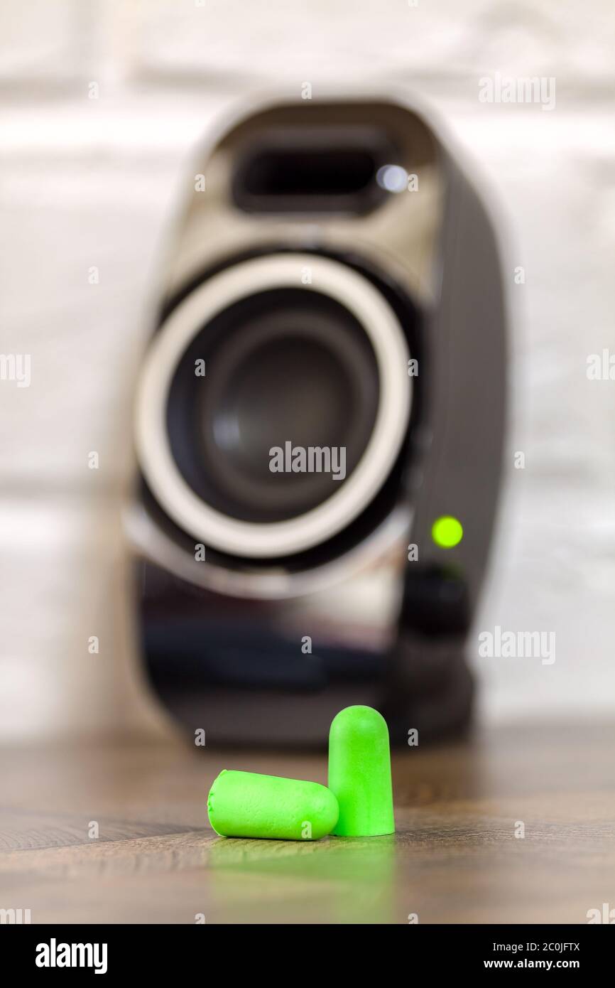 Ear speaker hires stock photography and images Alamy