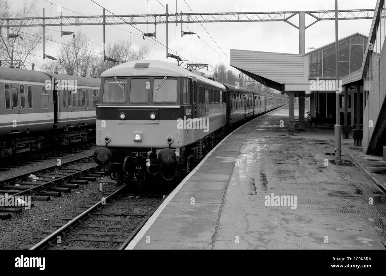 Class 86 electric locomotive No. 86245 heading a passenger train at Northampton station, Northamptonshire, England, UK. 22nd February, 1987. Stock Photo