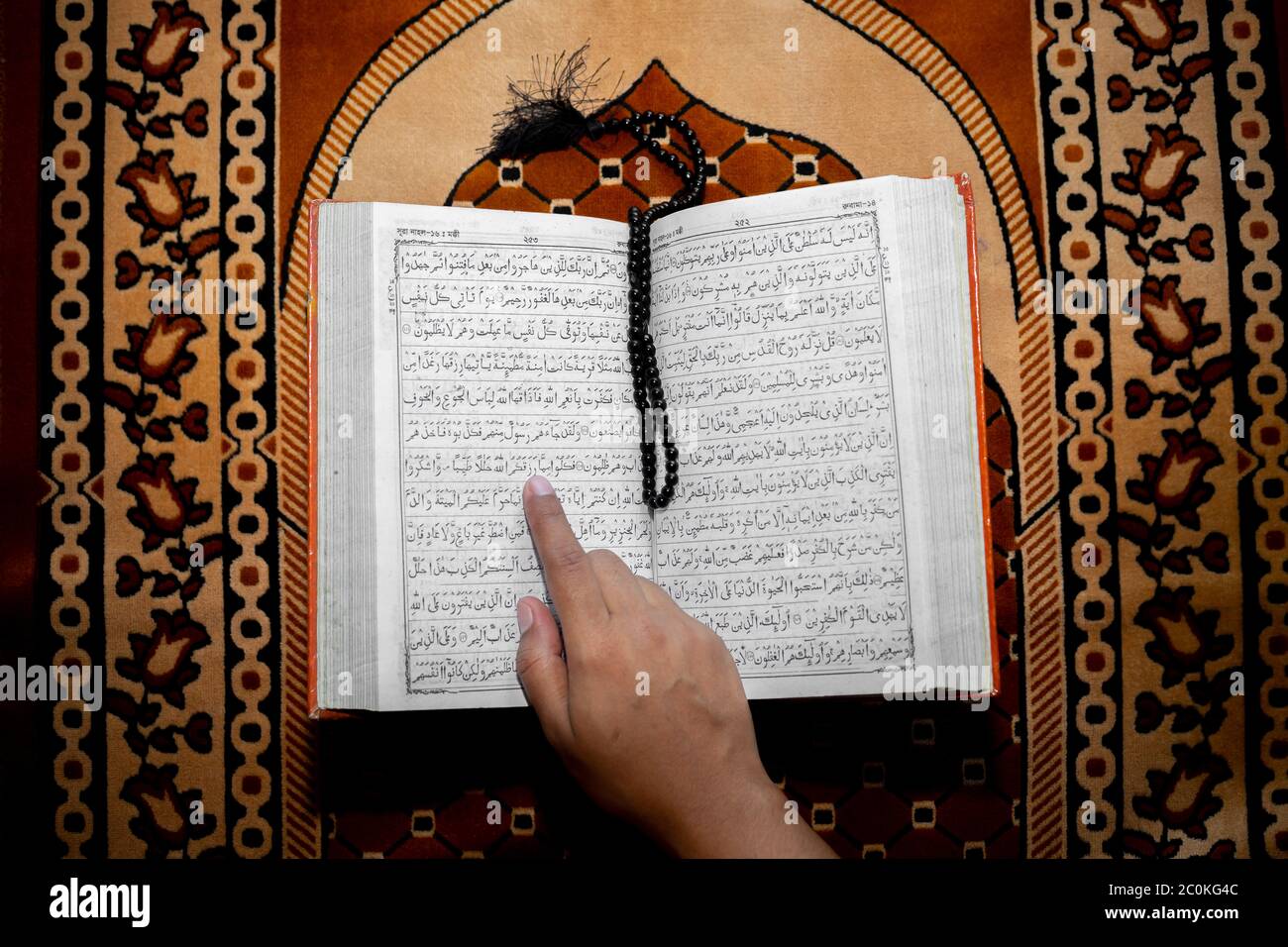 Нужно ли читать коран. Коран читать. Страницы Корана для чтения. Коран и коврик. Куран для чтения на арабском.