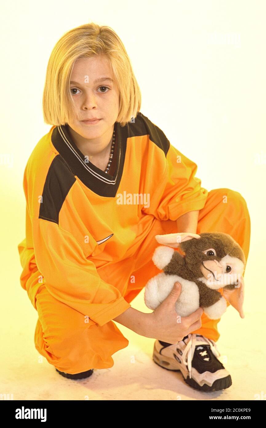 08.02.1998, the American pop singer Aaron Carter as a small boy at the age of 10 years backstage at the RSH Gold Dance Chart Party in the Ostseehalle in Kiel. Backstreet boy Nick Carter's little brother released his first album at the age of nine. Portrait of the singer with the Mogwai Gizmo from the film Gremlins - Little monsters as a plus animal. | usage worldwide Stock Photo