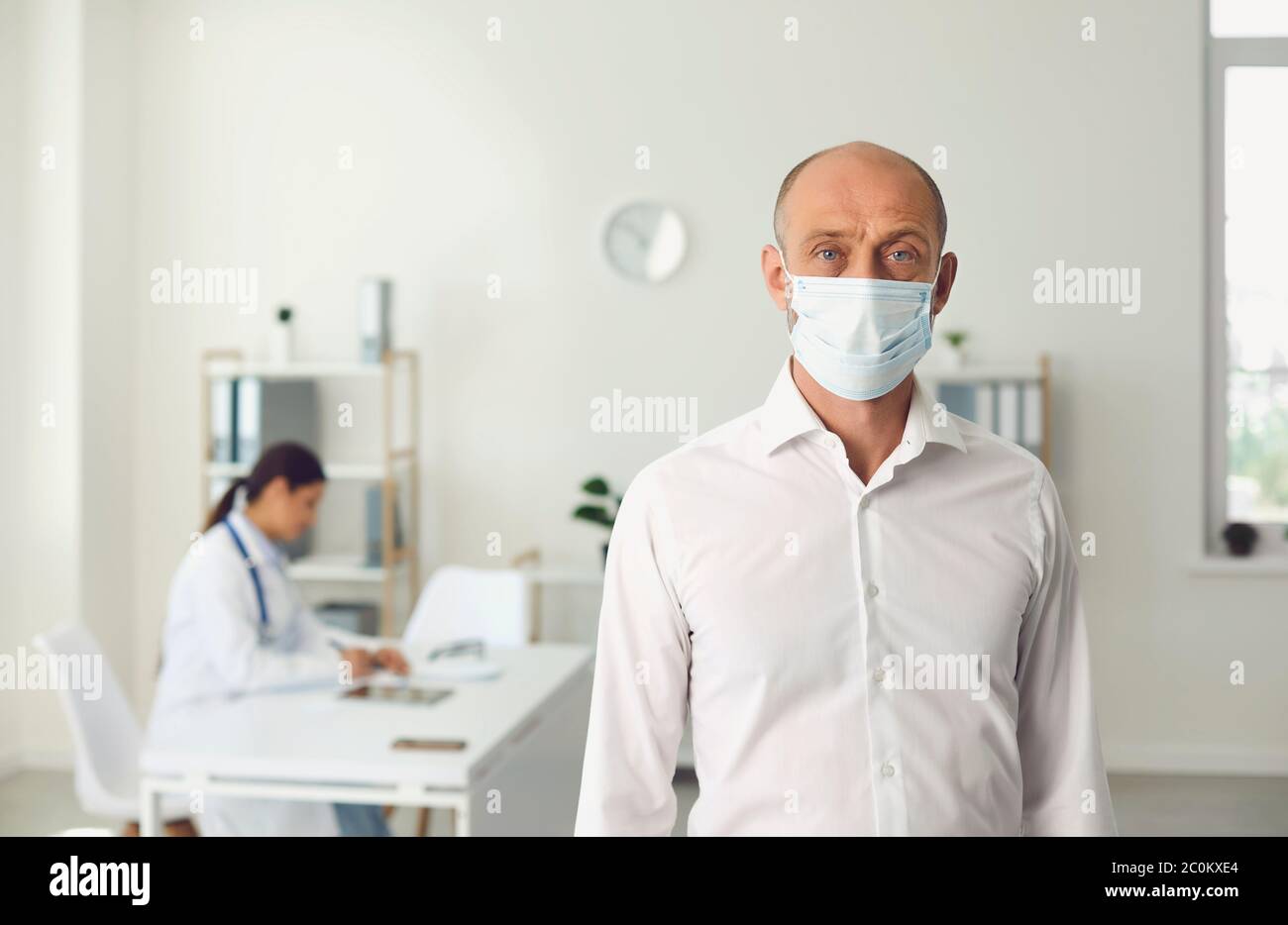 Elderly man medical doctor hi-res stock photography and images - Alamy