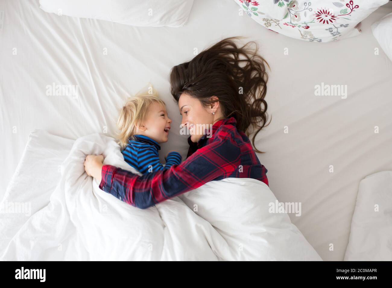 Мальчик с мамой в постели