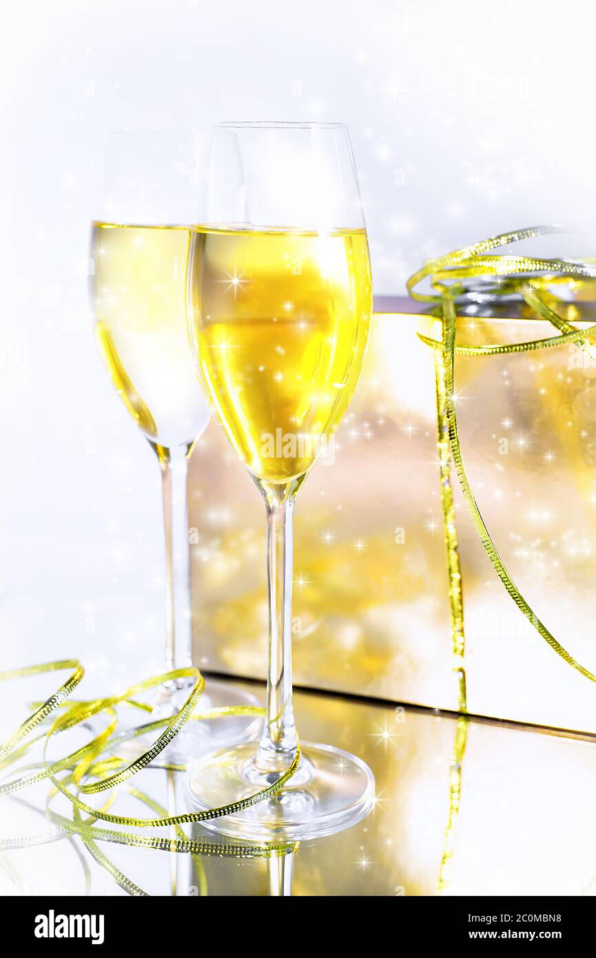 Two glasses on lace hi-res stock photography and images - Alamy