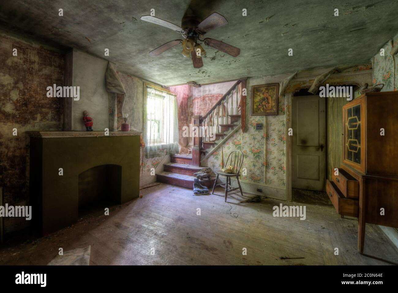 Living room of an abandoned house with vintage, retro furniture and  wallpaper Stock Photo - Alamy