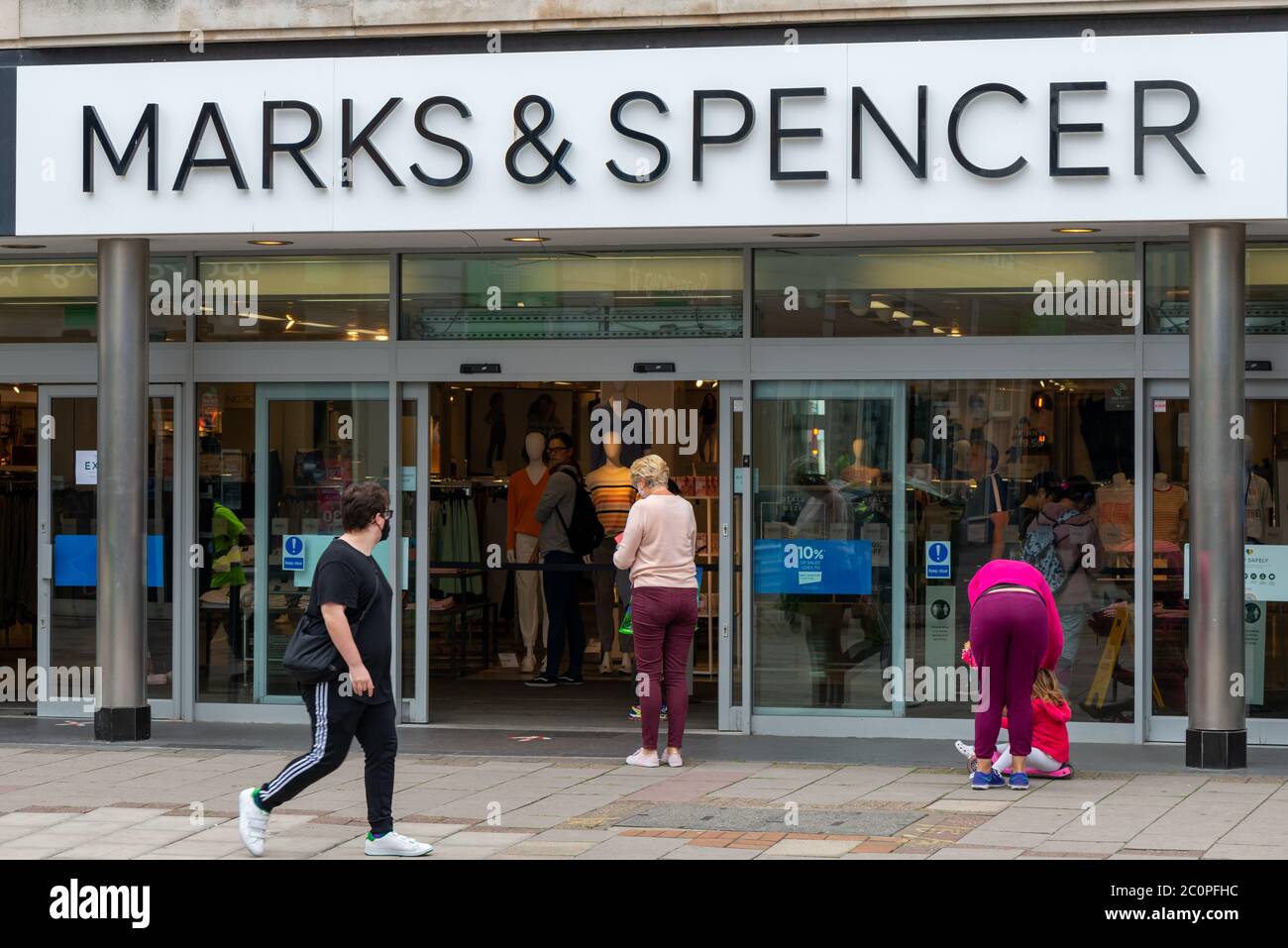Queue Shop High Resolution Stock Photography And Images Alamy