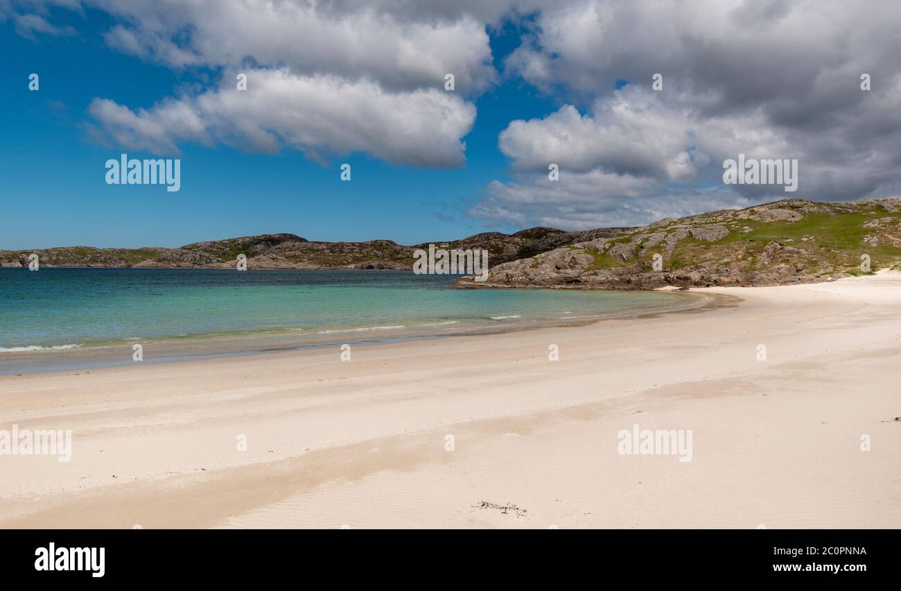 ACHMELVICH BAY AND BEACH SUTHERLAND HIGHLANDS SCOTLAND A BLUE  SKY THE WHITE SAND AND THE MANY COLOURS OF THE SEA Stock Photo
