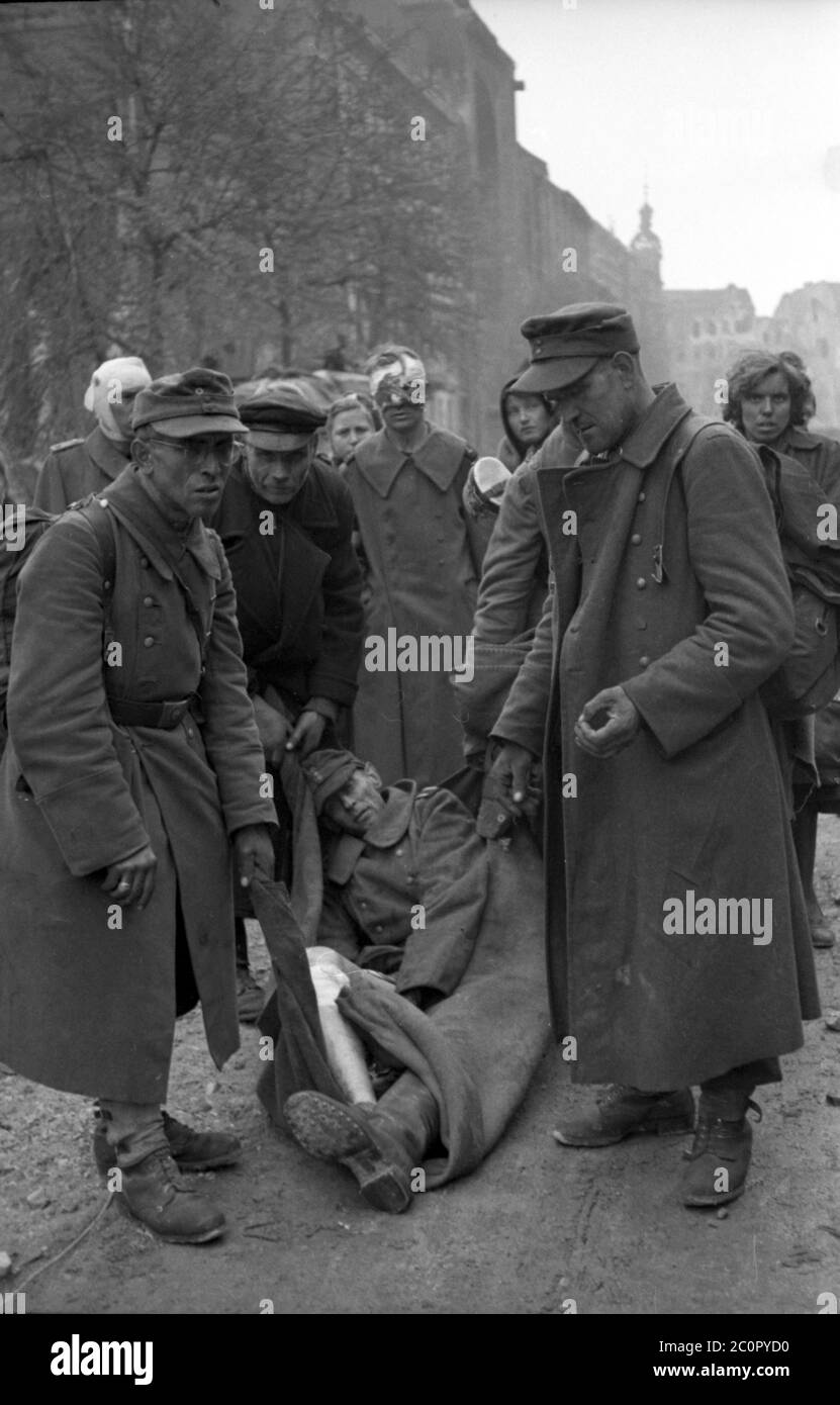 29. & 30.04.1945 Kampf / Schlacht um Berlin Wehrmacht Kriegsgefangene der Rote Armee - 29th and 30th April 1945 Fight in Berlin with Red Army - German Prisoner of War POW in the Hand of Red Army Stock Photo