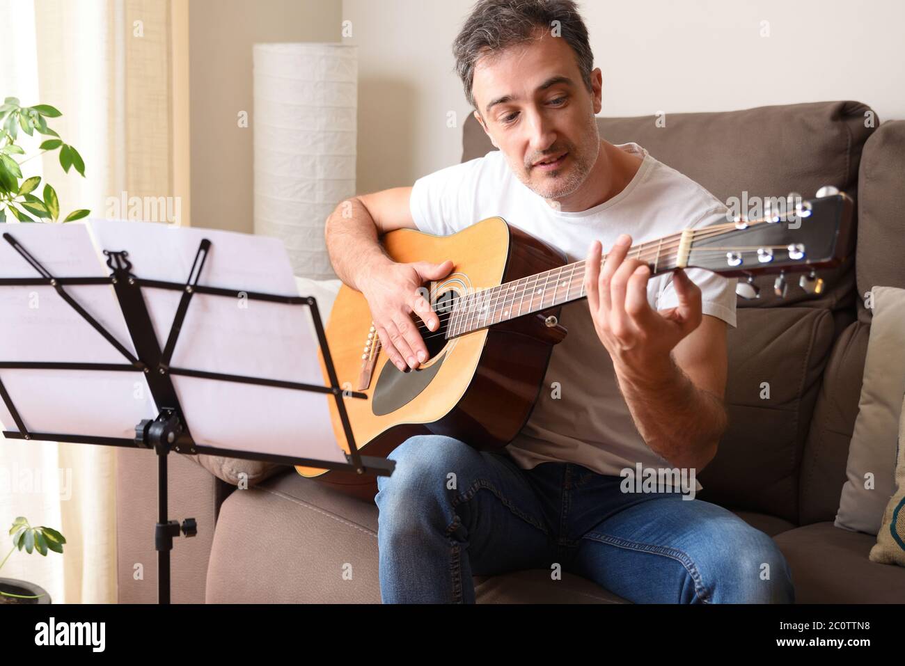 Le Guitariste Sur Une Chaise Image stock - Image du adulte, saisir: 51196201