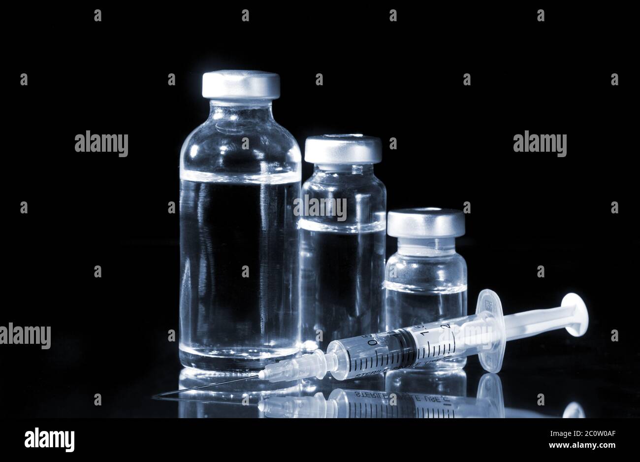 Glass Medicine Vials and Syringe Stock Photo - Alamy