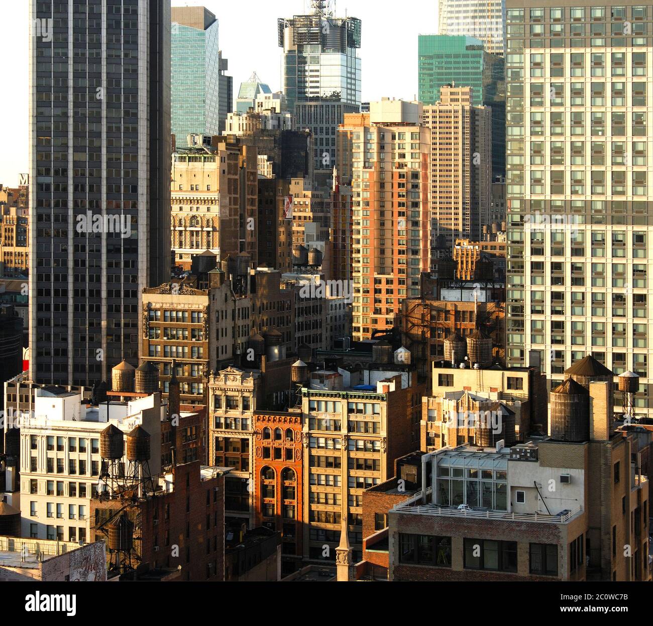 Städtische Verdichtung mit niedrigeren Wohn- und Geschäftsbauten in Manhattan, New York, USA Stock Photo