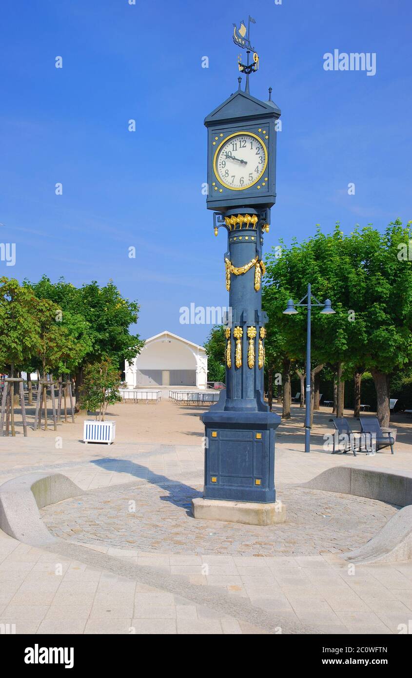 Download Page 5 Grandfather Clock Not Pendulum Clock High Resolution Stock Photography And Images Alamy