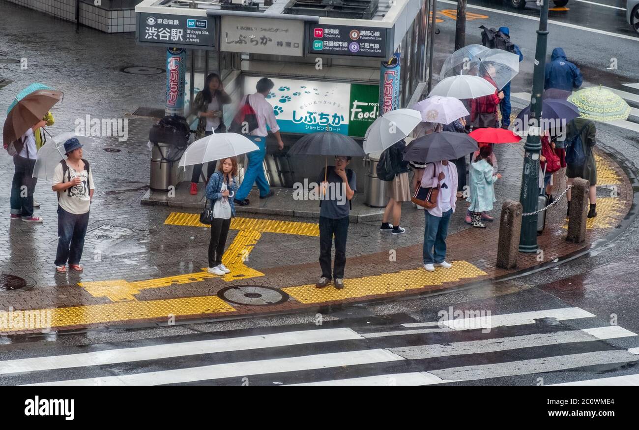 Shibuya crossing tokyo people waiting hi-res stock photography and ...
