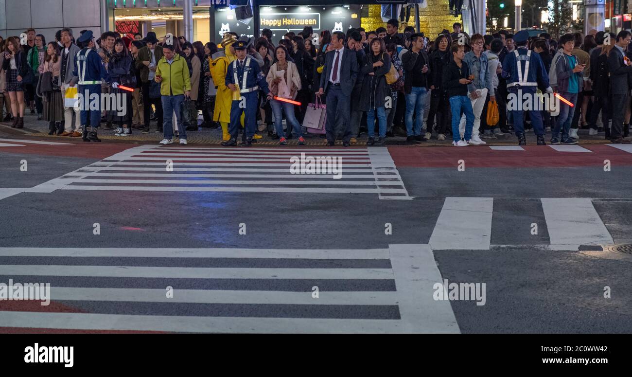 Pedestrian waiting to cross the Shibuya scramble crossing at night ...