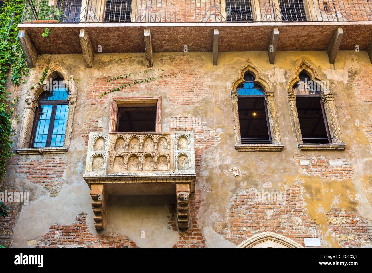 Romeo and juliet balcony scene hi-res stock photography and images - Alamy