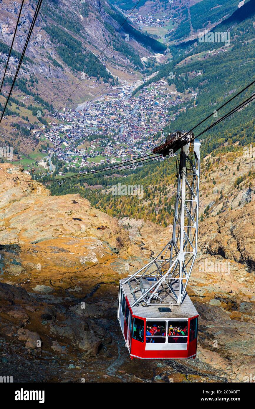 Cable car to Matterhorn in Zermatt Stock Photo Alamy