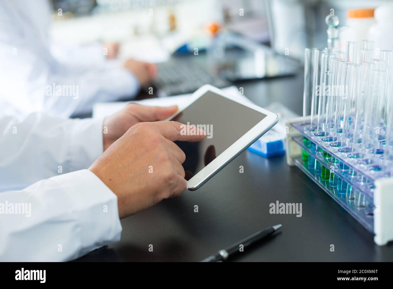 people doing chemical experiment in modern lab Stock Photo - Alamy