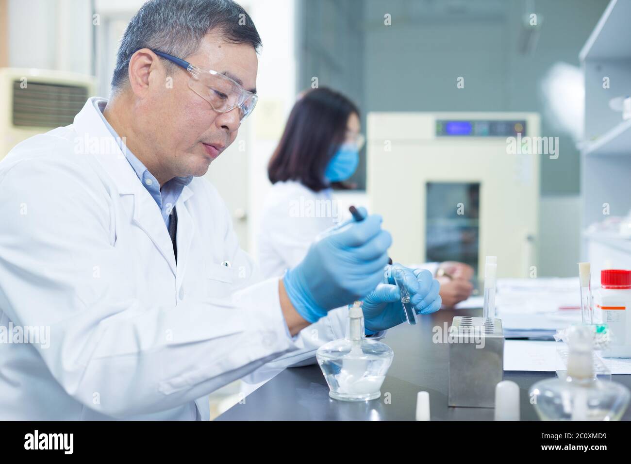 people do medical experiment in lab Stock Photo - Alamy