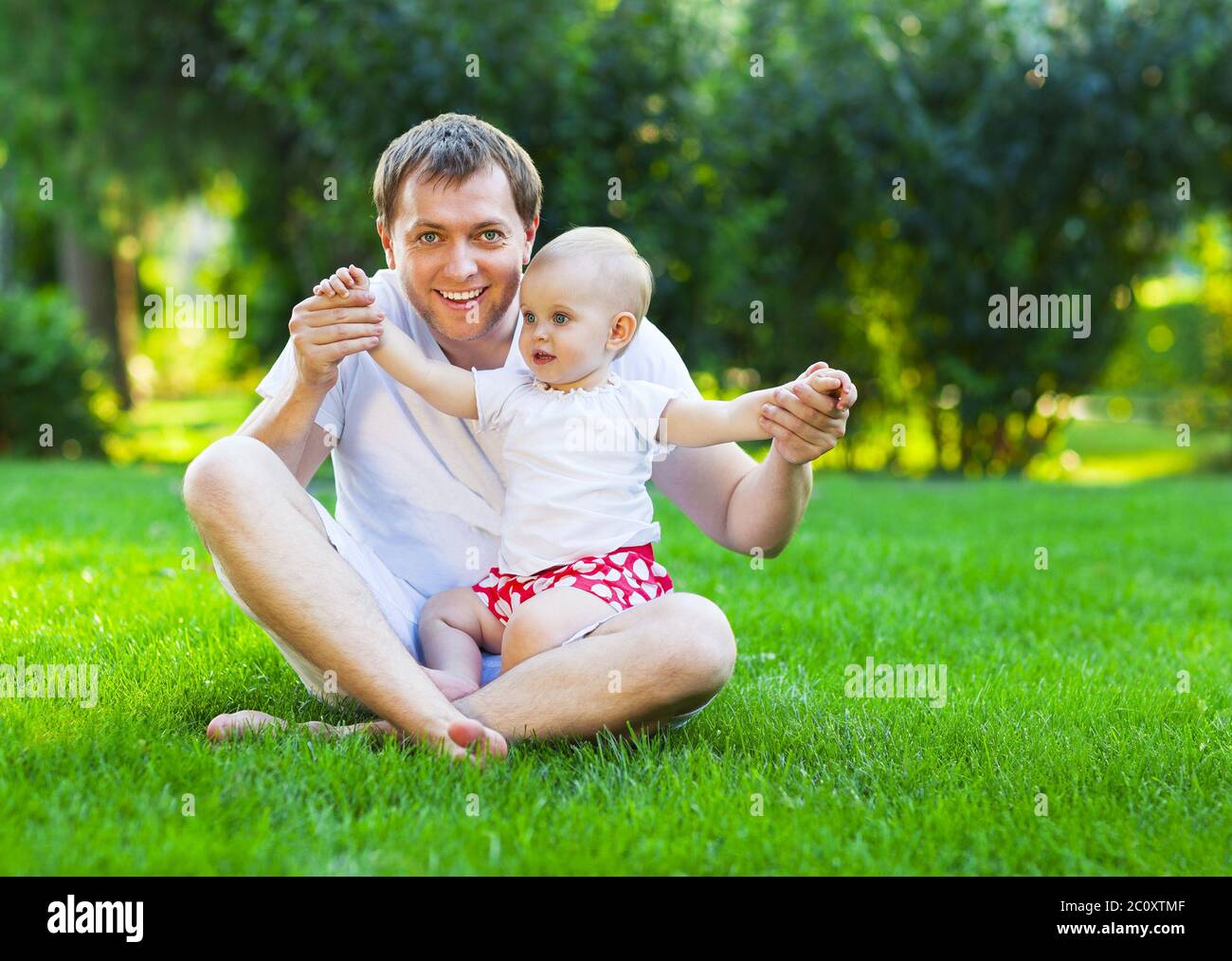 Happy young father with baby daughter in summer park Stock Photo - Alamy