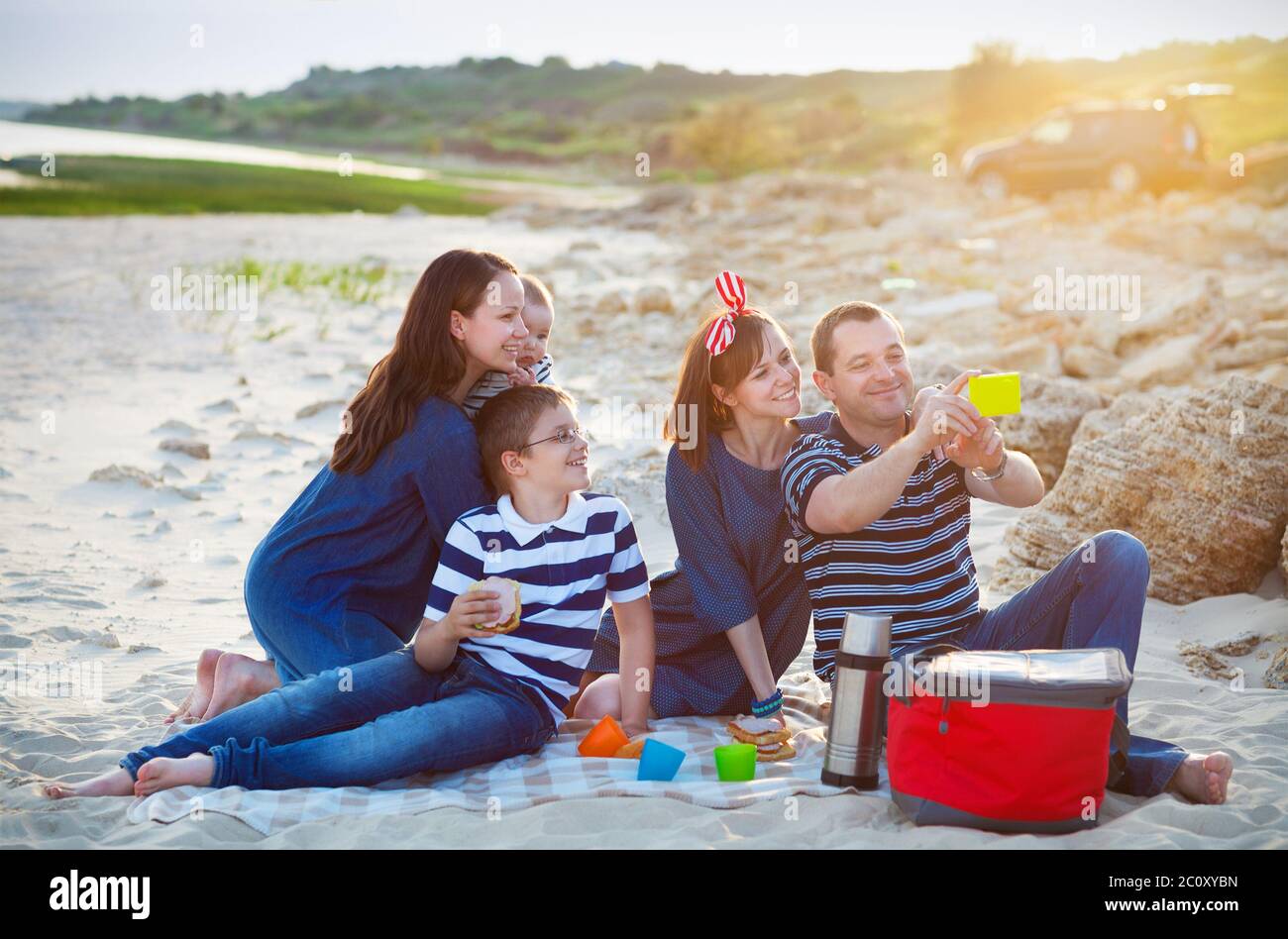 Family beach picnic lifestyle hi-res stock photography and images - Alamy