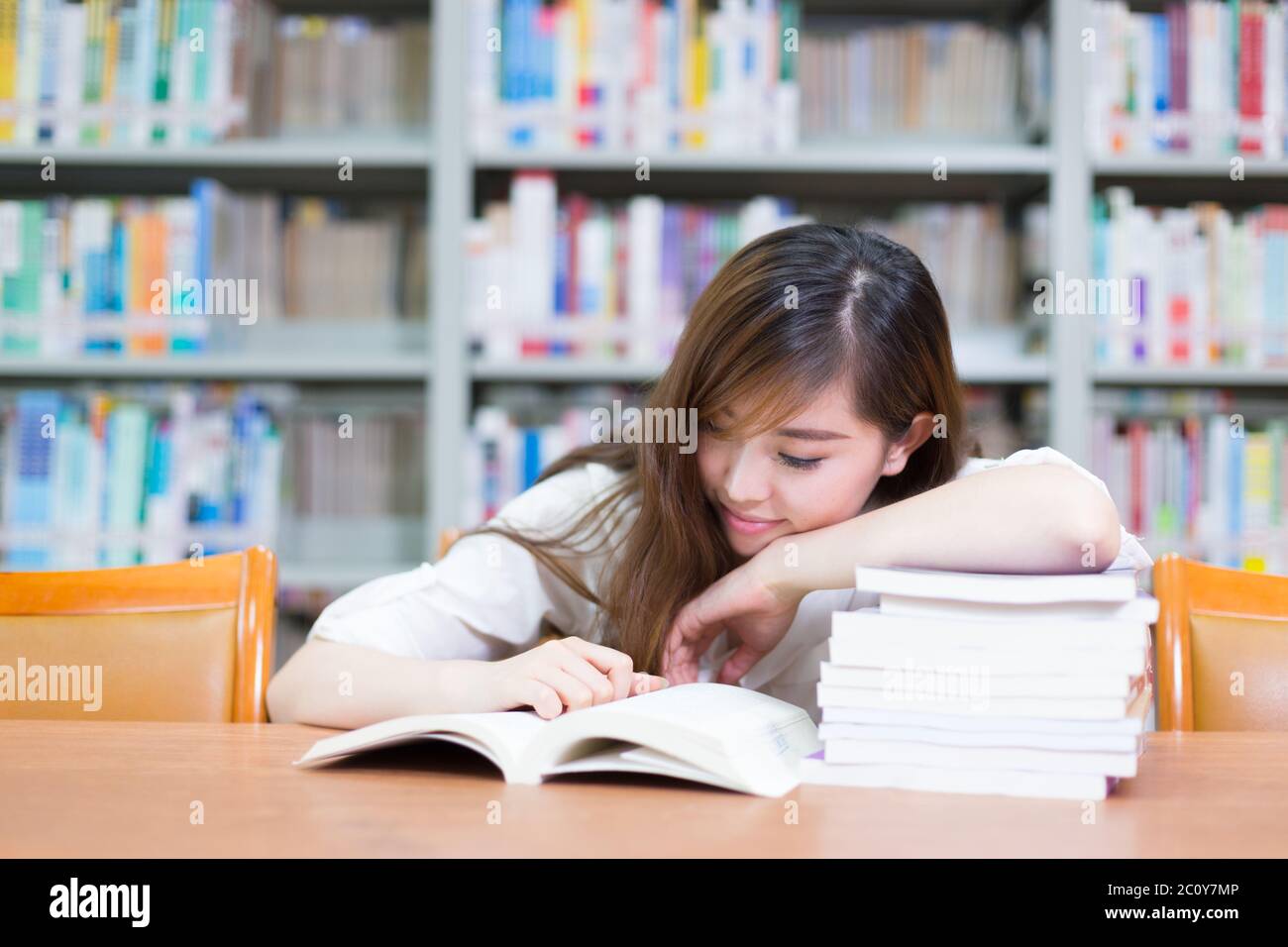 Girl in school library hi-res stock photography and images - Alamy