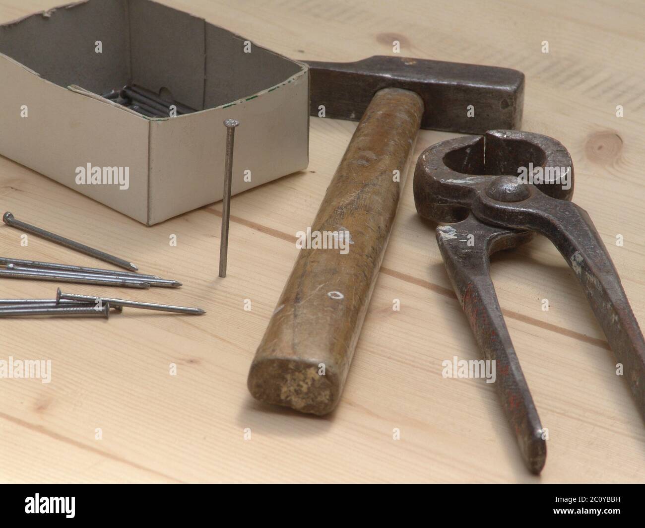tongs and hammer Stock Photo Alamy