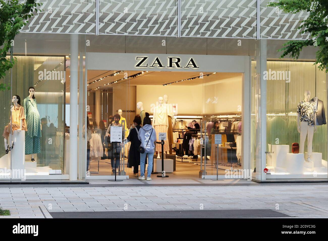 Zara clothes store in Toyko's Ginza area during coronavirus outbreak. It  has just reopened & notices ask customers to wear masks & use hand  sanitizer Stock Photo - Alamy