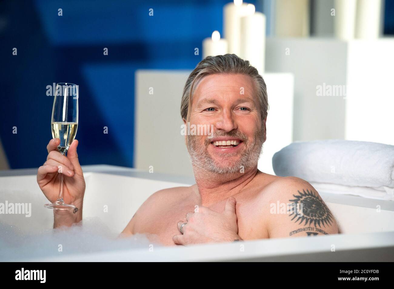 A Behind The Scenes Photo Of Robbie Savage As He Re Creates The Infamous Bath Scene From The