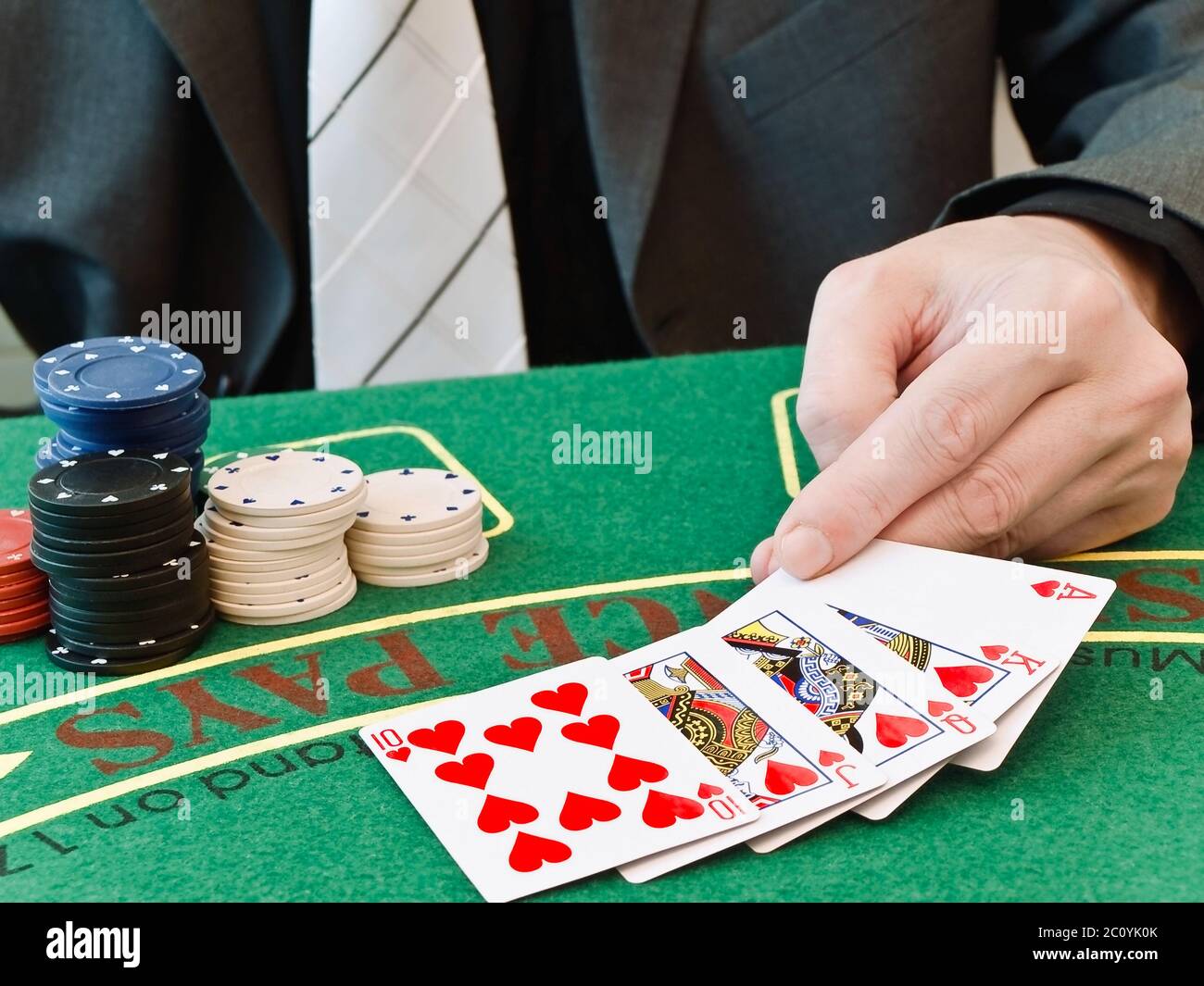 Покер на деньги на телефон. Казино на реальные деньги. Покер фото. Покер против казино. Покерные комбинации казино.
