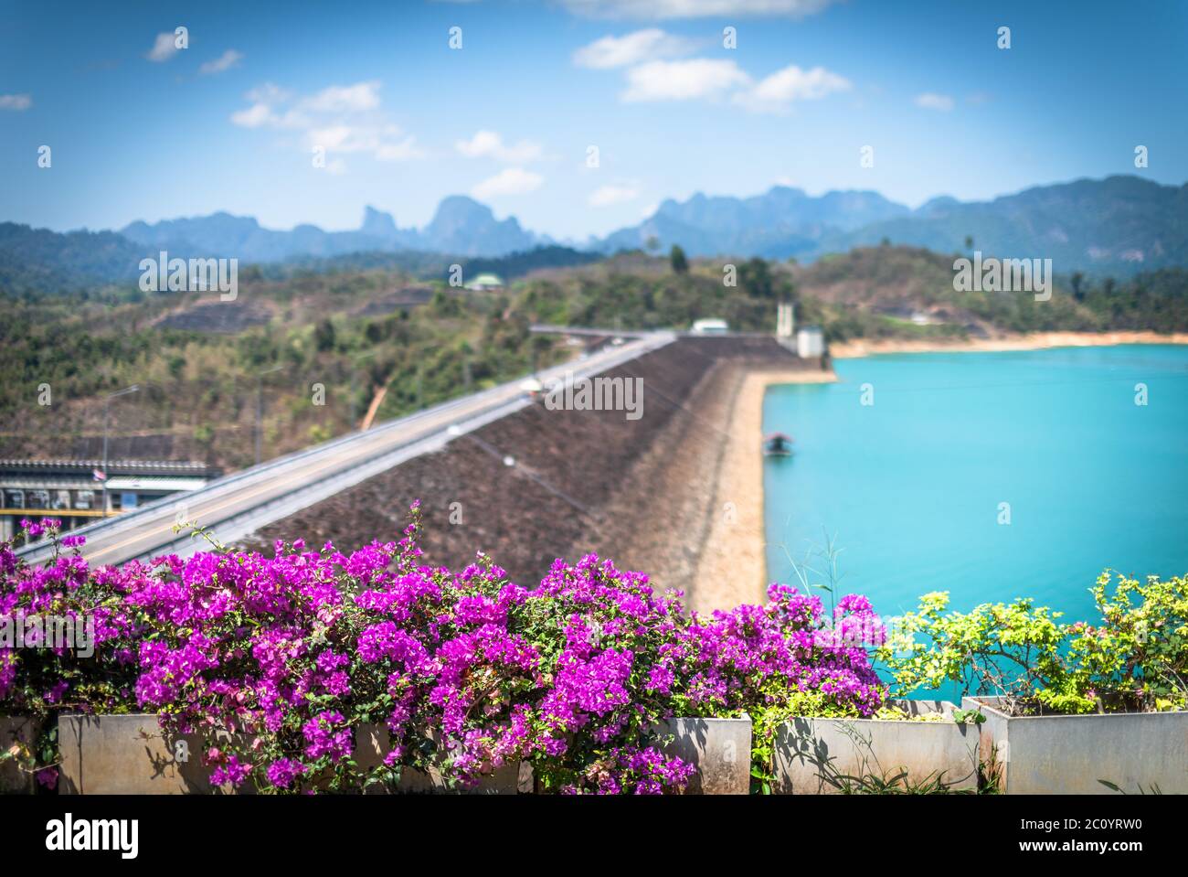 Ratchaprapha Damm oder Khao Sok Damm ist in der Provinz Surat Thani, Thailand Stock Photo