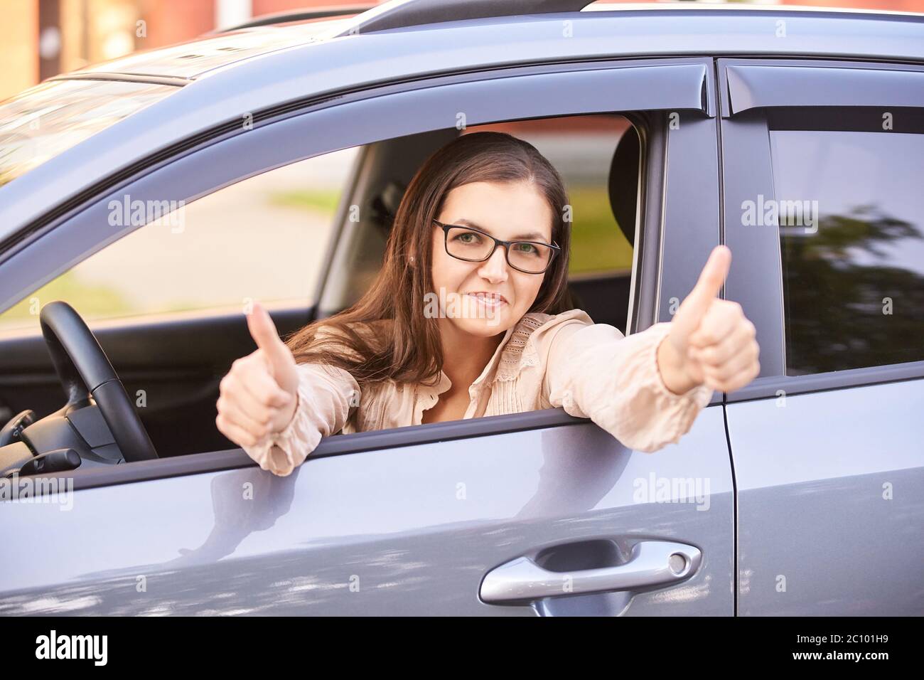 Sale sign in car window hires stock photography and images Alamy