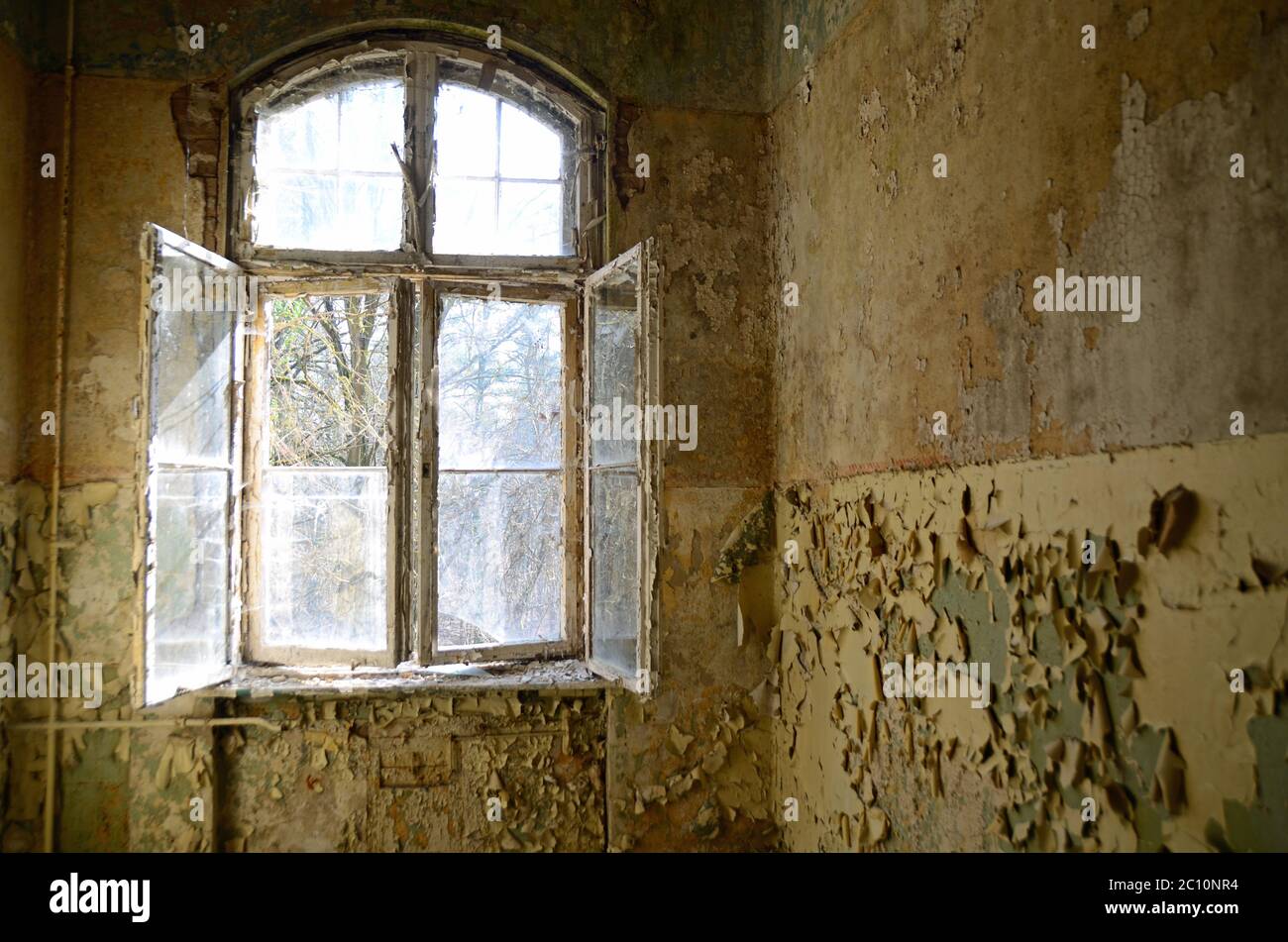Fenster in einem abbruchreifen Gebäude Stock Photo