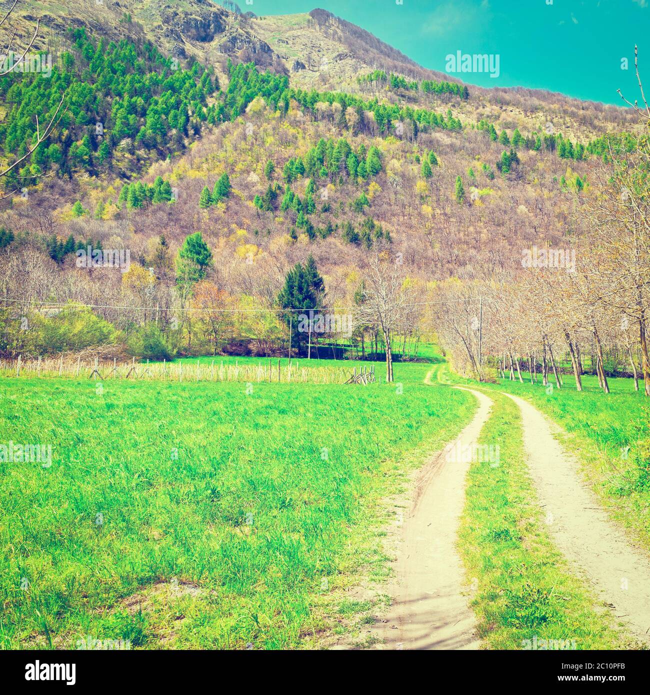 Vintage dirt road blue sky hi-res stock photography and images - Alamy