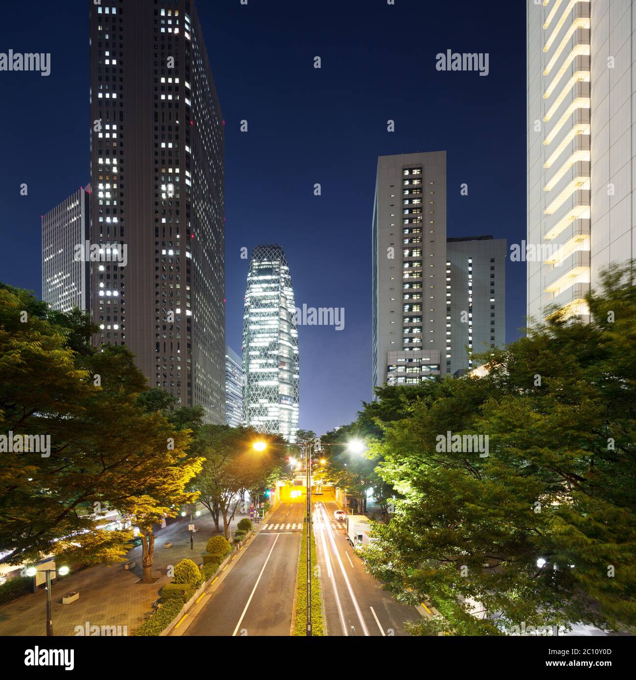 traffic on road in downtown of tokyo at night Stock Photo - Alamy