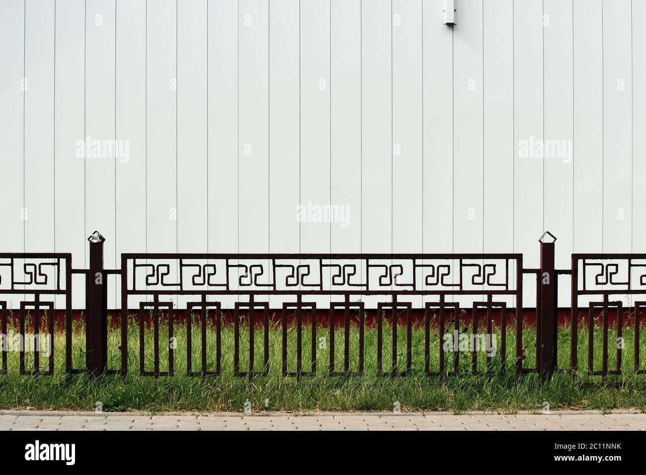 White fence green grass hi-res stock photography and images - Alamy