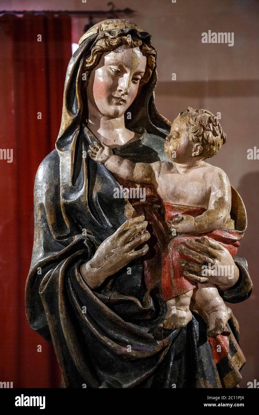 Italy Tuscany - Pitigliano - Palazzo Orsini museum -  Madonna with baby Jesus by Jacopo della Quercia. - XVth Century  -  come from Santa Fiora Stock Photo